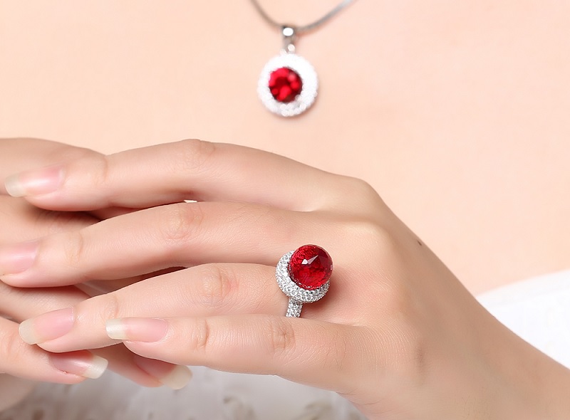 Phần đ&aacute; đỏ mang đến cho người đeo vẻ quyền lực v&agrave; sang trọng